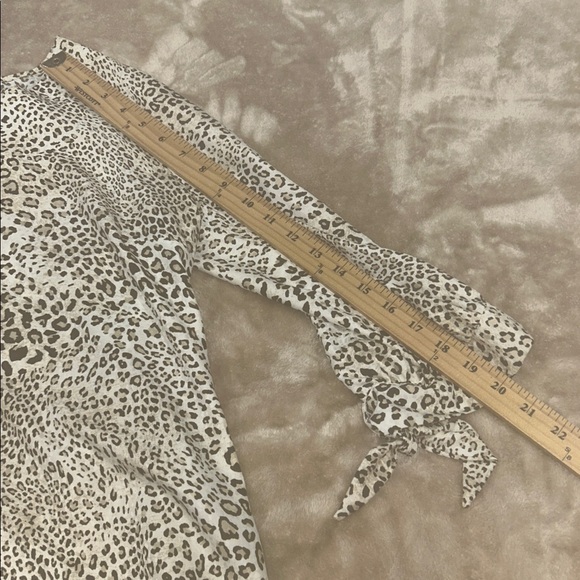 Chicos Leopard Print Button Front Blouse women’s Size 0 US 4/6) neutral new chic - Picture 8 of 12